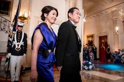 El primer ministro japonés Fumio Kishida y su esposa Yuko Kishida junto a la Gran Escalera antes de una Cena de Estado en la Casa Blanca el miércoles 10 de abril de 2024.