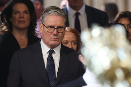 El primer ministro Keir Starmer camina por la Cámara de los Comunes para asistir al discurso de apertura del Parlamento, el 13 de mayo