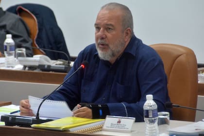 El primer ministro Manuel Marrero defendió ante el Parlamento una estrategia de dolarización parcial como medida transitoria