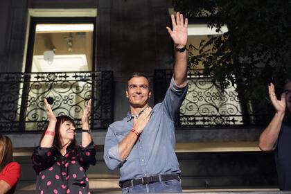 El primer ministro Pedro Sánchez celebras tras conocerse los resultados de las elecciones del domingo en España