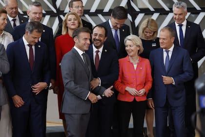 El primer ministro polaco, Donald Tusk, delante a la derecha, habla con la presidenta de la Comisión Europea, Ursula von der Leyen, segunda a la derecha, el presidente chipriota, Nikos Christodoulides, en el centro, y el presidente francés, Emmanuel Macron, segundo a la izquierda, durante una foto de grupo en una cumbre de la UE en Bruselas, el jueves 27 de junio de 2024.