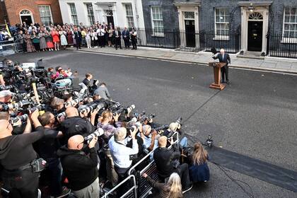 El primer ministro saliente de Gran Bretaña, Boris Johnson, pronuncia su último discurso frente al número 10 de Downing Street el 6 de septiembre de 2022
