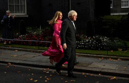El primer ministro saliente de Gran Bretaña, Boris Johnson y su esposa Carrie se alejan después de que Johnson pronunciara su último discurso en el número 10 de Downing Street