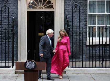 El primer ministro saliente de Gran Bretaña, Boris Johnson, y su esposa Carrie salen mientras Johnson se prepara para pronunciar su último discurso frente al número 10 de Downing Street, en el centro de Londres, el 6 de septiembre de 2022, antes de dirigirse a Balmoral para presentar su dimisión.