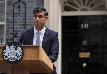 El primer ministro saliente de Reino Unido, Rishi Sunak, mira durante un breve discurso ante su residencia oficial antes de visitar al rey Carlos III para presentar su renuncia, en Londres, el viernes 5 de julio de 2024.