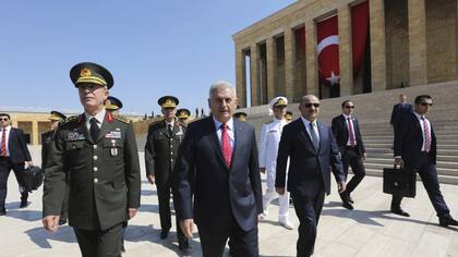 El primer ministro turco, Binali Yildirim y el jefe del Estado Mayor del Ejército, Hulusi Akar. Los objetivos atacados se encontraban en la provincia de Aleppo