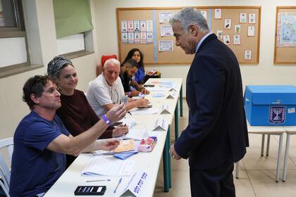 El primer ministro Yair Lapid en el centro de votación