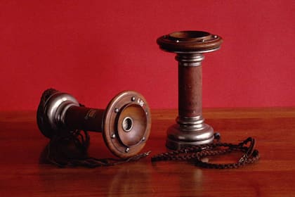 El primer modelo telefónico que funcionó fue creado en por Antonio Meucci en 1854y se llamó teletrófono