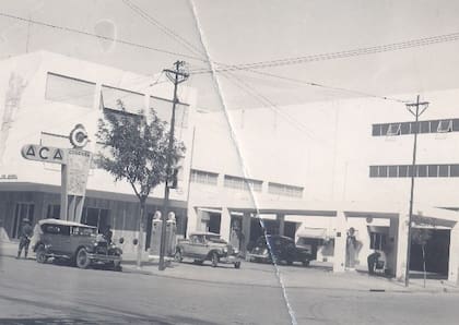 El primer muñeco ACA del país, ubicado en la estación de servicio de la ciudad de Córdoba.