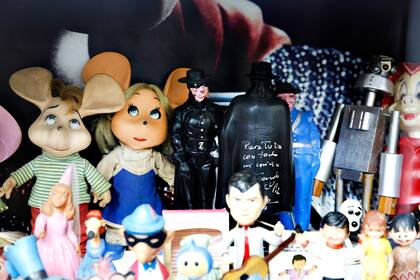 Muñecos del Topo Gigio y dos ejemplares de El Zorro, uno de ellos con dedicatoria