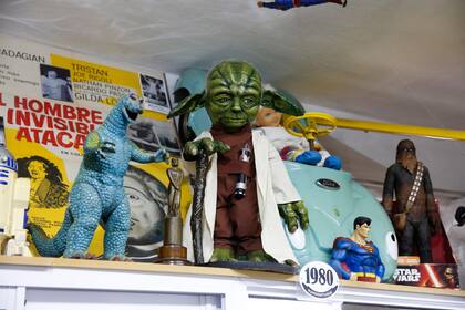 La figura de Yoda, uno de las más poderosos Maestros Jedi de la saga Star Wars, junto a Godzilla