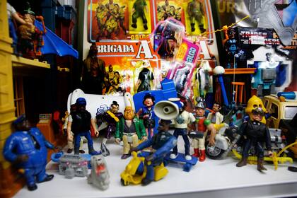 Muñecos de Locademia de Policía y al fondo una colección de Brigada A
