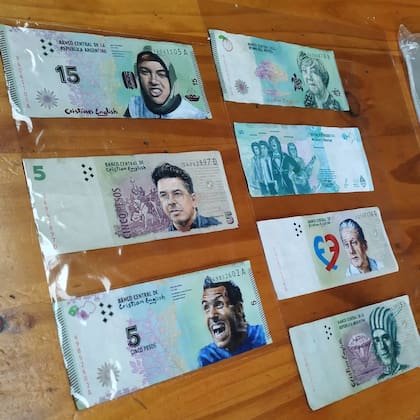 El primer paso del artista fue con una iniciativa de intervenir los billetes de $5