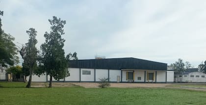 El primer paso es abrir FrigoChaco, eso sucederá el mes que viene. En un principio serán unos 80 empleados para llegar a los 180. Hoy, en un turno de ocho horas, su capacidad de faena es de 280 cabezas para hacer todo el ciclo. Pero, gracias a un aporte solidario de otras compañías de la familia, para diciembre próximo buscará extender el proyecto a 700 cabezas por turno