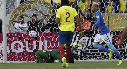 El primer paso: Neymar convirtió el penal e inicia el festejo de su gol; Brasil articuló una goleada en la altura de Quito