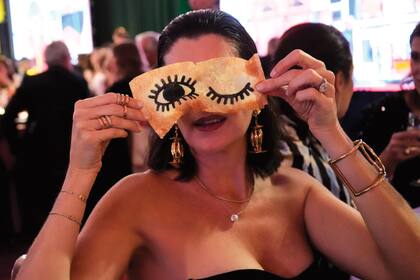 El primer plato resultó un guiño temático: “tapadito” de langostinos con mascarpone, leche de tigre y batata, servido debajo de una galleta con forma de antifaz que, desafiando las reglas de etiqueta, varios aprovecharon para hacerse selfies antes de comerla.