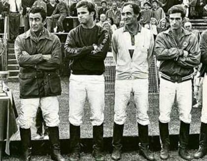 El primer podio de Chapa II: Hurlingham 1985, con Daniel González, Eduardo, Alberdo Pedro y Alberto (h.) Heguy, antes de recibir la copa de campeón