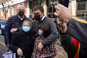 El primer precandidato a diputado nacional por la ciudad de Buenos Aires del Frente de Todos (FdT), Leandro Santoro, votó hoy en una escuela porteña, donde afirmó que "la elección arrancó muy bien, con todos los protocolos y las medidas sanitarias", y pidió a los porteños que "vayan a votar" porque así "se fortalece la democracia"