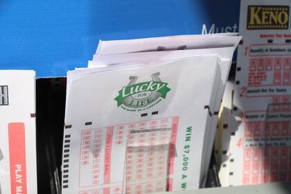 El primer premio de este juego ofrece la oportunidad de ganar 1000 dólares por día durante toda la vida