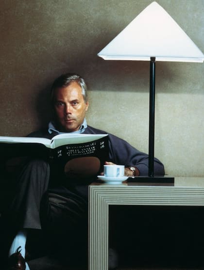 El primer producto de diseño que creó Armani, la Logo Lamp, concebido en 1982, muchos años antes del lanzamiento de Armani/Casa
