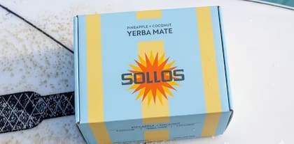 El primer producto de Sollos es una bebida con sabor a yerba, ananá y coco que aspira a posicionarse como una alternativa natural a las energéticas tradicionales