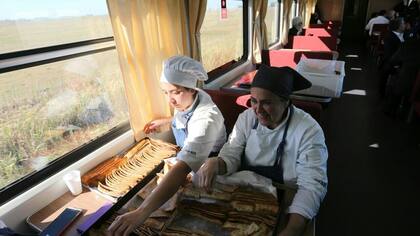 Las cocineras preparan todo para el servicio del comedor