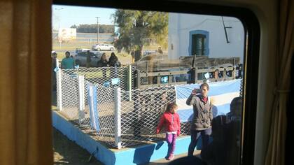 En una de sus paradas los habitantes del pueblo le toman fotografías al tren