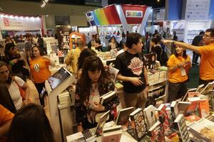 Mucho público, música en vivo y largas filas en la Noche de la Feria