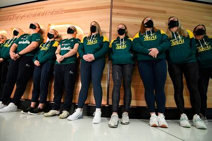 El primer seleccionado en llegar a Japón para los Juegos Olímpicos fue el australiano femenino de sóftbol; el aislamiento será hasta volver a casa.