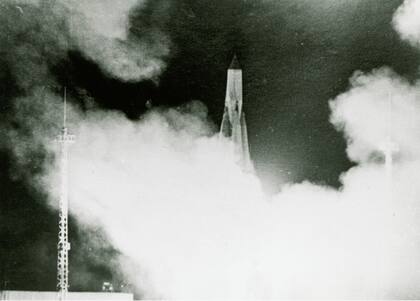 El primer Sputnik se lanzó el 4 de octubre de 1957 con el vehículo de lanzamiento R-7 y se incineró durante su reentrada el 4 de enero de 1958