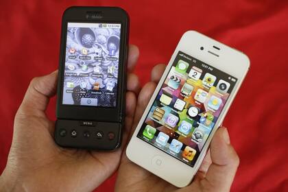 El primer teléfono de Google, fabricado por HTC, junto a un iPhone. Una de las primeras disputas judiciales de Apple llegó a su fin, con un acuerdo con la compañía taiwanesa