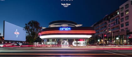 El primer Tesla Diner & Drive-In fue inaugurado en Los Ángeles el lunes 21 de julio de 2025 (Web/Tesla)