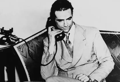 El primer trabajo de Chouinard fue cuidar de los intereses de Howard Hughes, el multimillonario empresario, magnate, ingeniero autodidacta, aviador, productor y director de cine