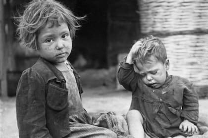 El primer "tren de la felicidad" salió en diciembre de 1945 desde Milán hacia Reggio Emilia, con 1800 niños a bordo.