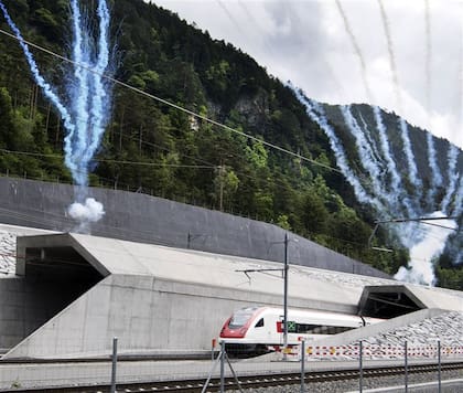 El primer tren sale de la puerta norte del tnel acompaado por fuegos artificiales
