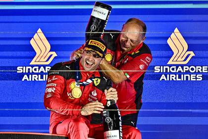The first victory with Ferrari: Frederic Vasseur unloads the champagne on Carlos Sainz Jr., winner of the 2023 Singapore Grand Prix;  The two successes with the Scuderia were signed by the Spanish driver, who will not continue with the team in 2025