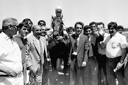 El primer triunfo de Diego Maradona en las carreras, con Midri en San Isidro, guiado por Jorge Valdivieso