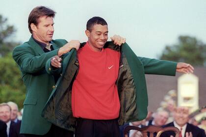 El primer triunfo en Augusta de Tiger se cumplen 25 años; le pone el saco el inglés Nick Faldo