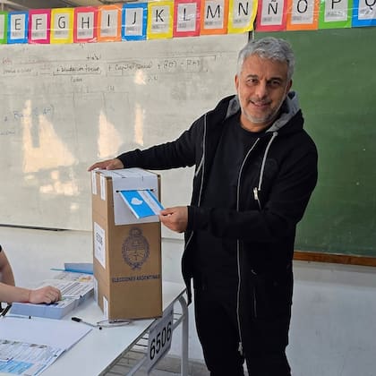 "El primer voto de mi mesa con gente joven, alegre y copada cumpliendo el deber cívico", apuntó el periodista y conductor Mario Massaccesi en la imagen que subió a sus redes sociales