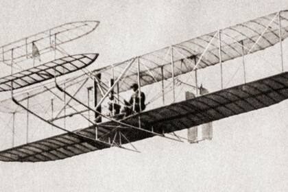 El primer vuelo humano controlado, propulsado y sostenido, el 17 de diciembre de 1903, en Carolina del Norte, realizado por los hermanos Wright