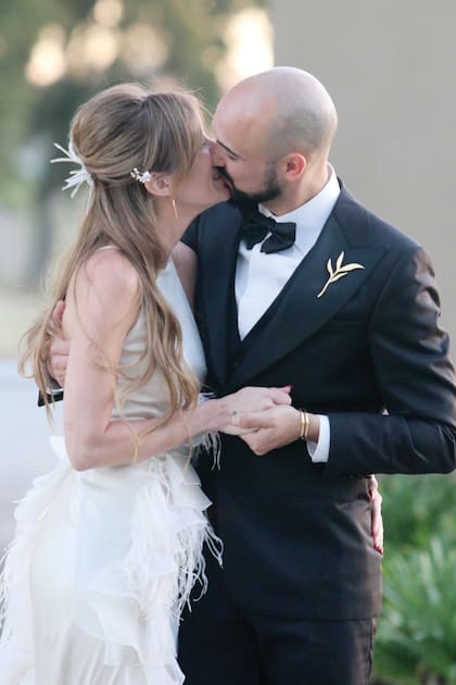 El primer y apasionado beso de Abel y Mora como marido y mujer.