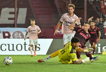 El primero de Lanús; Carrera se anticipa y define ante la salida del arquero