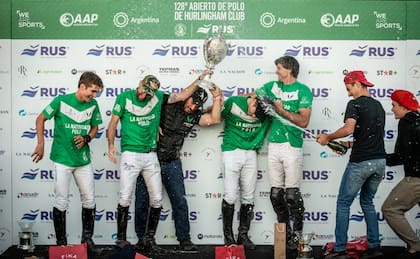 El primero de muchos: con Bartolomé Castagnola, Lolo, su organizador, La Natividad celebra Hurlingham 2021, su primera conquista; se divierten Camilo, Pablo Pieres, Barto e Ignatius Du Plessis.