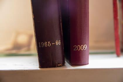 El primero y el último ejemplar de la histórica Guía Social, la guía de teléfonos de la alta sociedad, que editaba Poppi.