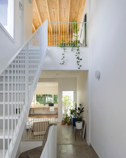 El principal eje de la obra fue la división del PH en dos plantas y su frente en dos, a partir de la modulación estructural. Ambas plantas se vinculan a partir de un volumen de circulación vertical que contiene a las escaleras en un gran vacío.