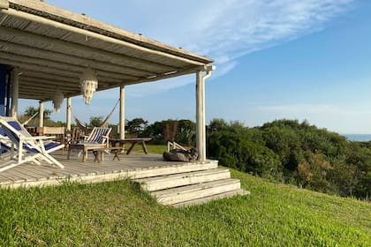 El principal enemigo de las casas costeras es el óxido, por eso en las instalaciones exteriores prima la madera. La galería y el deck además están protegidos con laca impermeabilizante.