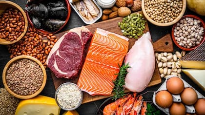 El principal error es concentrar el consumo de proteínas solo en la cena, lo que genera más hambre y antojos a lo largo del día