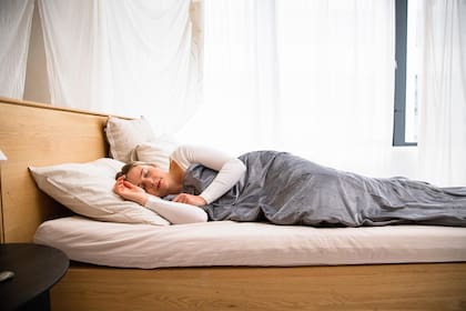 El principal hallazgo del estudio es que las personas con una predisposición genética a dormir siestas diurnas tenían un volumen cerebral total ligeramente mayor (Foto ilustrativa: Pixabay)
