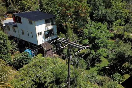 El principal problema, dicen, es que el cableado no tiene el revestimiento indicado y que, cada vez que una rama, un árbol o un pájaro tocan los cables, se genera un chispazo y eso suele derivar en un corte de luz.