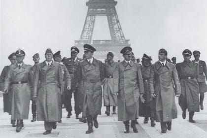 El principal símbolo parisino, convertida en telón de fondo de la propaganda nazi.